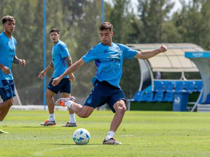 anselmino-fue-presentado-oficialmente-por-el-chelsea-2 Anselmino fue presentado oficialmente por el Chelsea