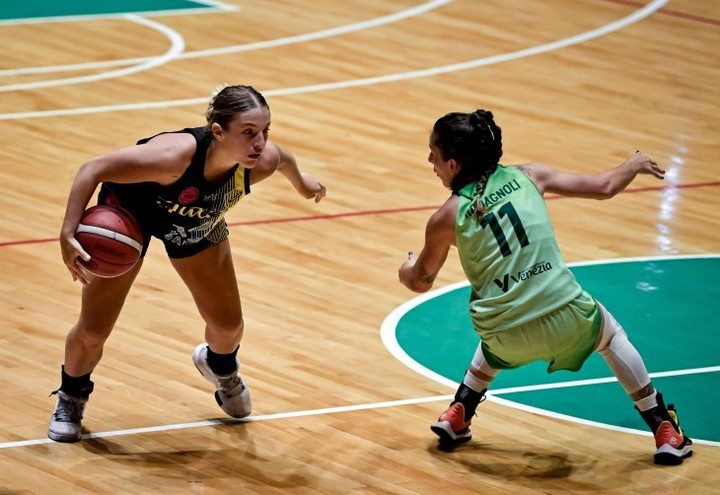 delabarba-increible-goleadora-record-de-la-liga-femenina-45-puntos-para-talar-campeon-1 Delabarba: increíble goleadora récord de la Liga Femenina: ¡45 puntos! para Talar campeón