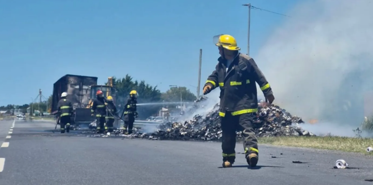 Impactante incendio en Ruta 2: Pérdidas totales al incendiarse un camión cargado de papel higiénico