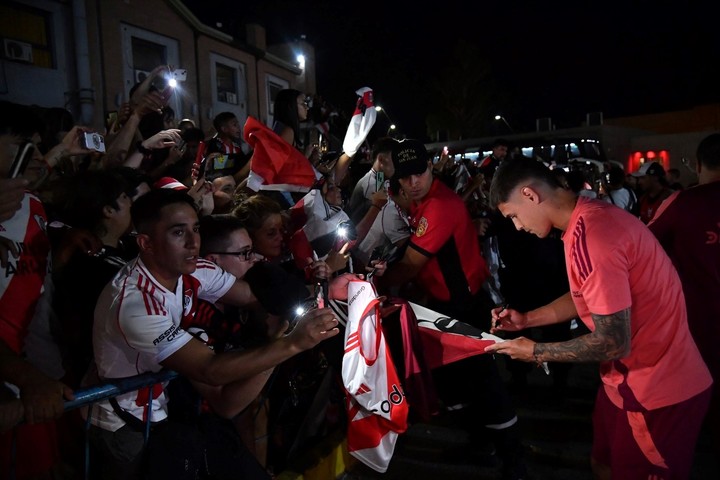 el-tremendo-recibimiento-en-la-llegada-de-river-a-san-juan-y-el-lindo-gesto-que-tuvo-el-plantel-1 El tremendo recibimiento en la llegada de River a San Juan y el lindo gesto que tuvo el plantel