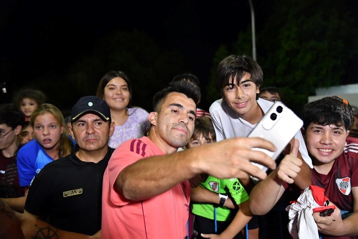 el-tremendo-recibimiento-en-la-llegada-de-river-a-san-juan-y-el-lindo-gesto-que-tuvo-el-plantel-2 El tremendo recibimiento en la llegada de River a San Juan y el lindo gesto que tuvo el plantel