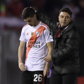 el-tremendo-recibimiento-en-la-llegada-de-river-a-san-juan-y-el-lindo-gesto-que-tuvo-el-plantel-4 El tremendo recibimiento en la llegada de River a San Juan y el lindo gesto que tuvo el plantel