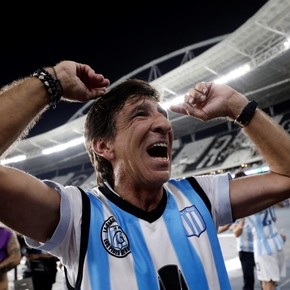 las-primeras-fotos-oficiales-de-gustavo-costas-con-la-recopa-sudamericana-y-el-video-intimo-con-el-plantel-2 Las primeras fotos oficiales de Gustavo Costas con la Recopa Sudamericana y el video íntimo con el plantel