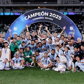 las-primeras-fotos-oficiales-de-gustavo-costas-con-la-recopa-sudamericana-y-el-video-intimo-con-el-plantel-4 Las primeras fotos oficiales de Gustavo Costas con la Recopa Sudamericana y el video íntimo con el plantel