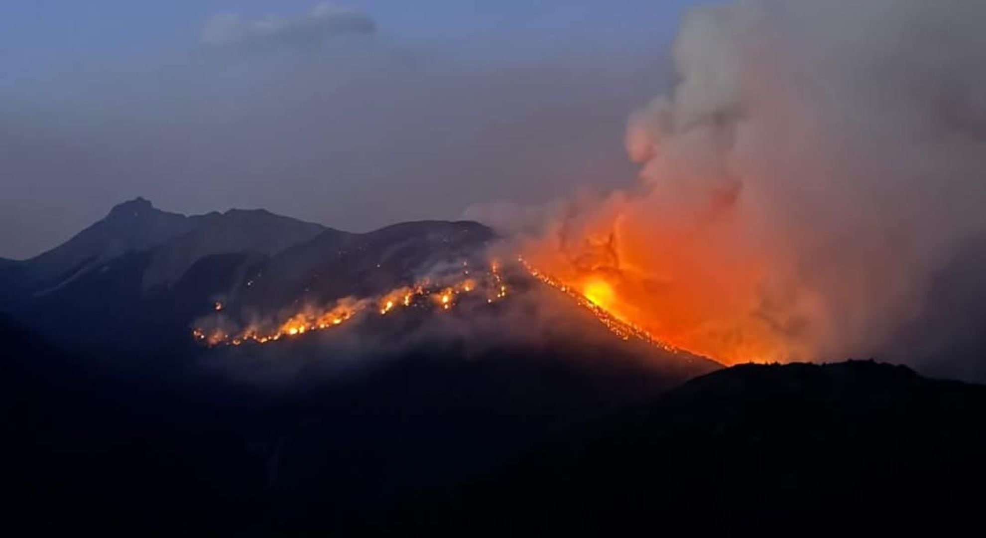 los-gobernadores-de-chubut-y-rio-negro-denuncian-que-los-incendios-son-intencionales-van-a-terminar-todos-presos-3 Los gobernadores de Chubut y Río Negro denuncian que los incendios son intencionales: “Van a terminar todos presos”