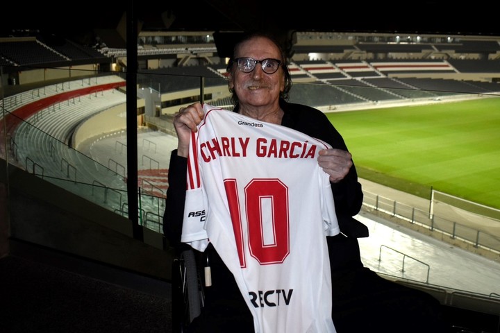 sorpresa-en-river-charly-garcia-se-llevo-la-diez-y-ceno-en-el-monumental-2 Sorpresa en River: Charly García se llevó la diez y cenó en el Monumental