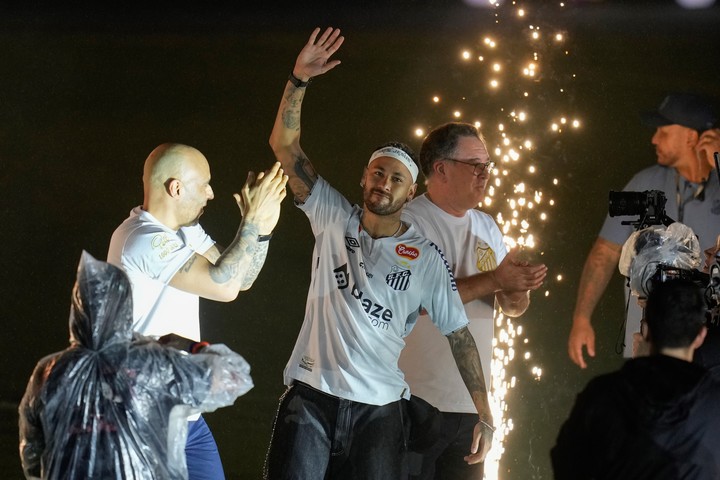 video-el-llanto-de-neymar-en-su-presentacion-en-el-santos-1 Video: el llanto de Neymar en su presentación en el Santos