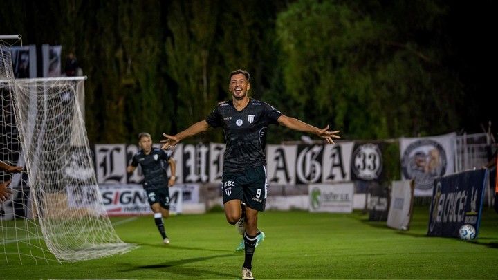 con-un-golazo-agonico-atlanta-le-gano-a-colegiales-y-quedo-escolta-de-su-zona-2 Con un golazo agónico, Atlanta le ganó a Colegiales y quedó escolta de su zona