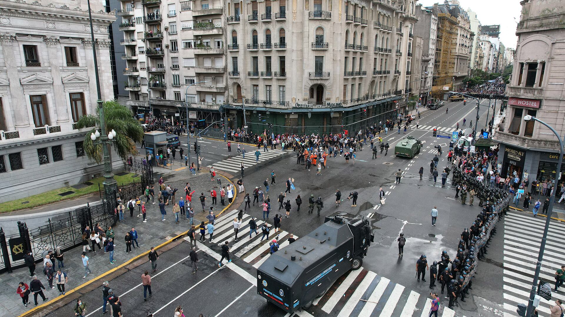 graves-destrozos-e-incidentes-de-los-barras-en-la-marcha-por-los-jubilados-al-congreso-1 Graves destrozos e incidentes de los barras en la marcha por los jubilados al Congreso