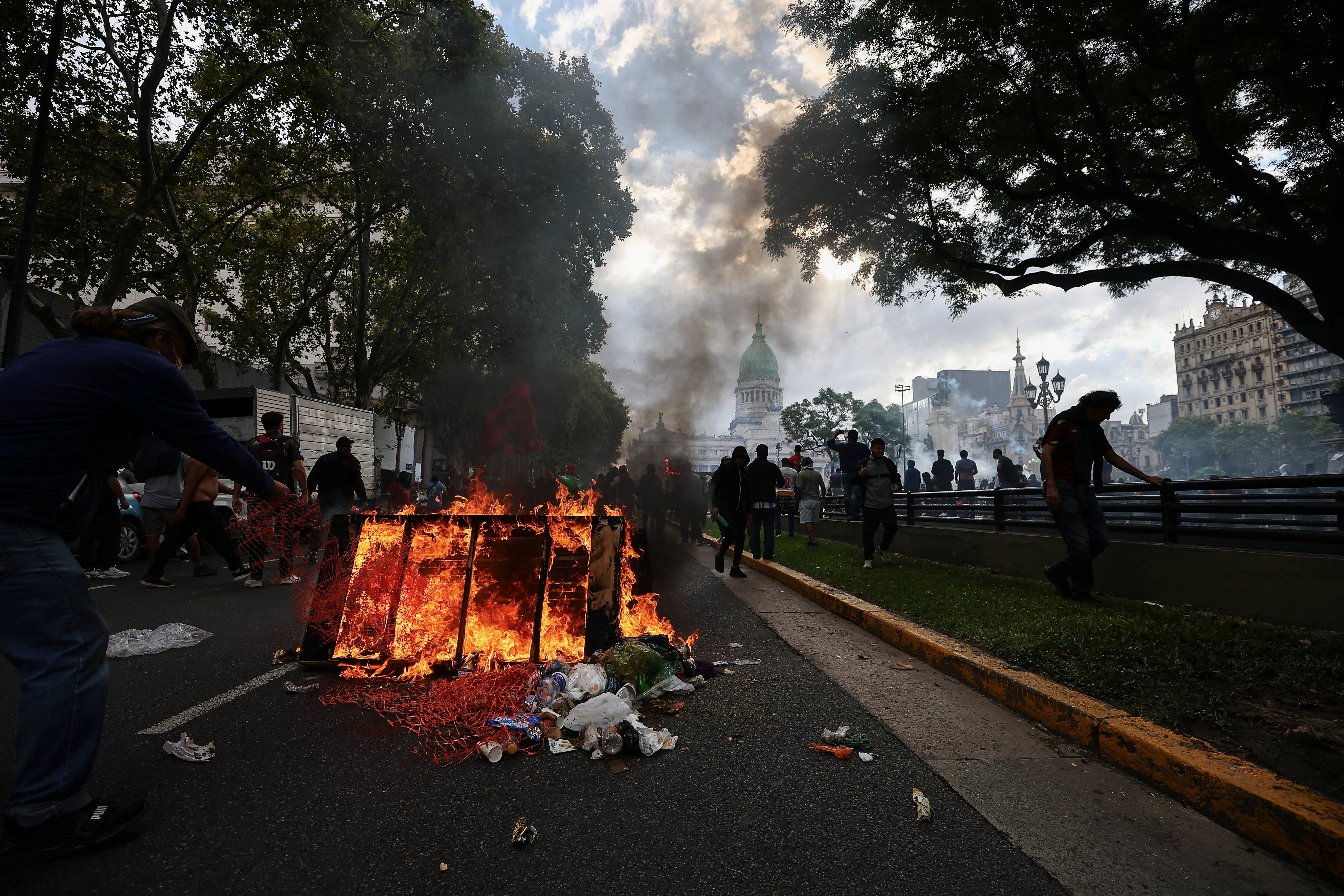 graves-destrozos-e-incidentes-de-los-barras-en-la-marcha-por-los-jubilados-al-congreso-2 Graves destrozos e incidentes de los barras en la marcha por los jubilados al Congreso