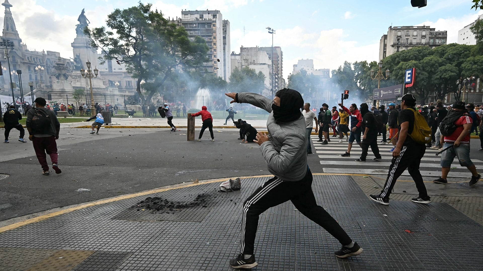 graves-destrozos-e-incidentes-de-los-barras-en-la-marcha-por-los-jubilados-al-congreso-3 Graves destrozos e incidentes de los barras en la marcha por los jubilados al Congreso