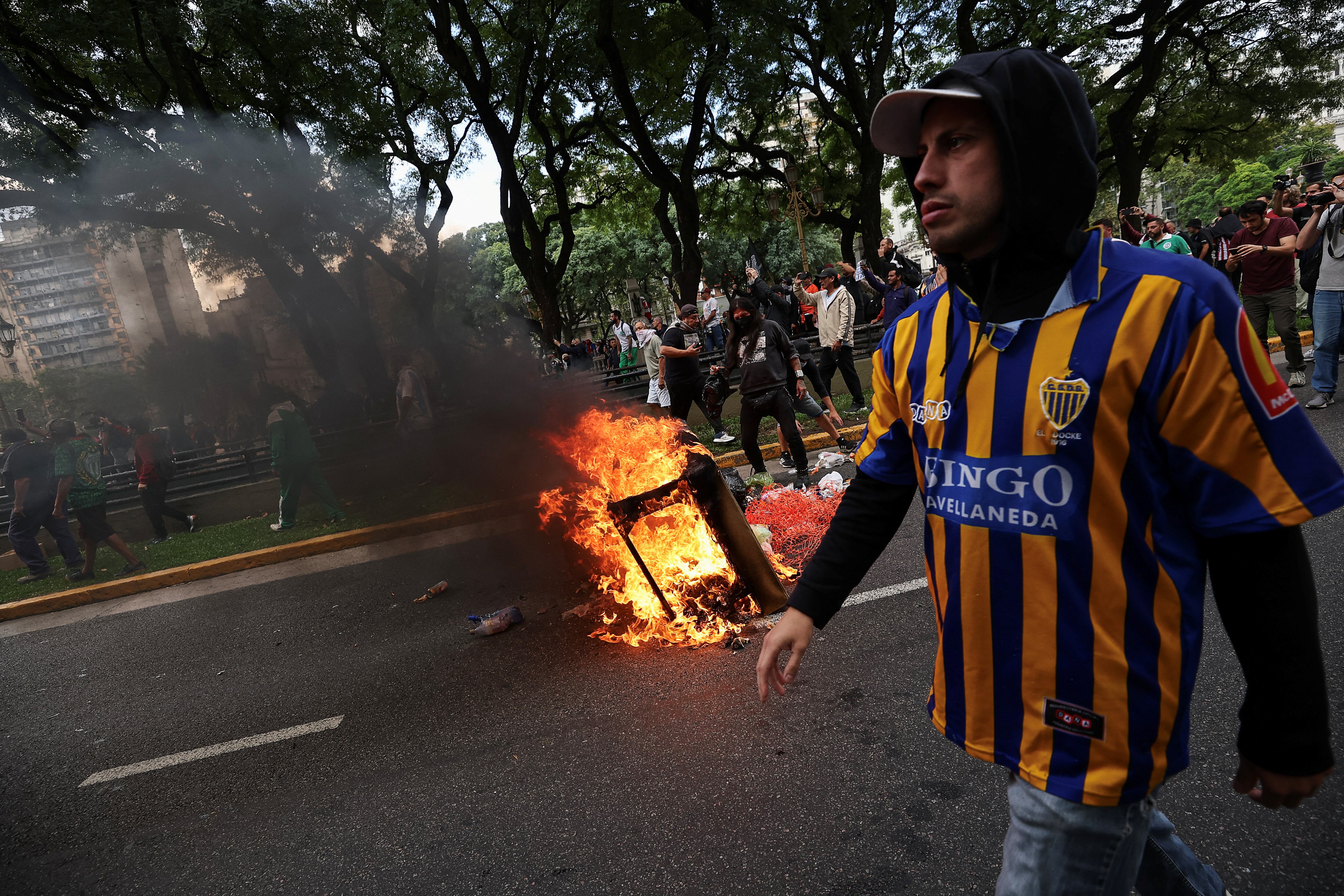 graves-destrozos-e-incidentes-de-los-barras-en-la-marcha-por-los-jubilados-al-congreso-4 Graves destrozos e incidentes de los barras en la marcha por los jubilados al Congreso