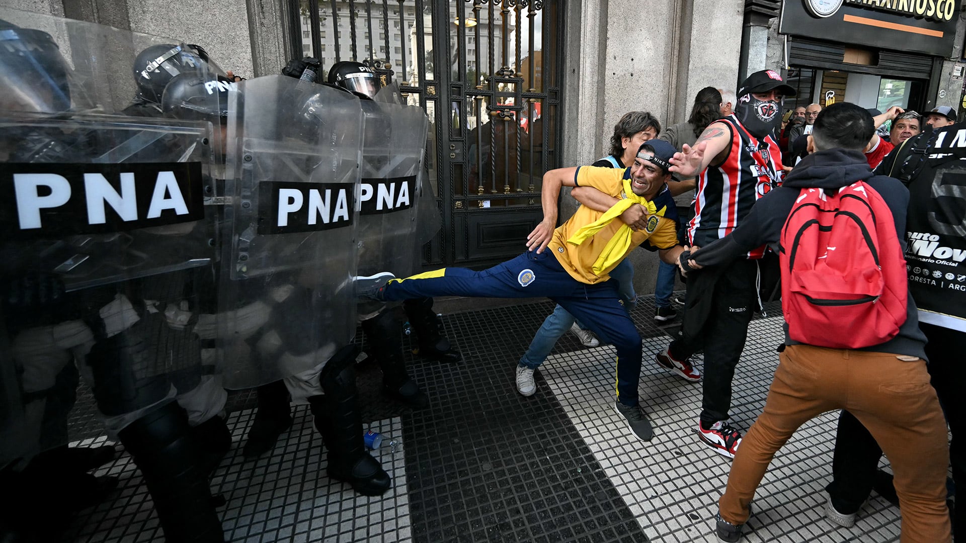 graves-destrozos-e-incidentes-de-los-barras-en-la-marcha-por-los-jubilados-al-congreso-5 Graves destrozos e incidentes de los barras en la marcha por los jubilados al Congreso