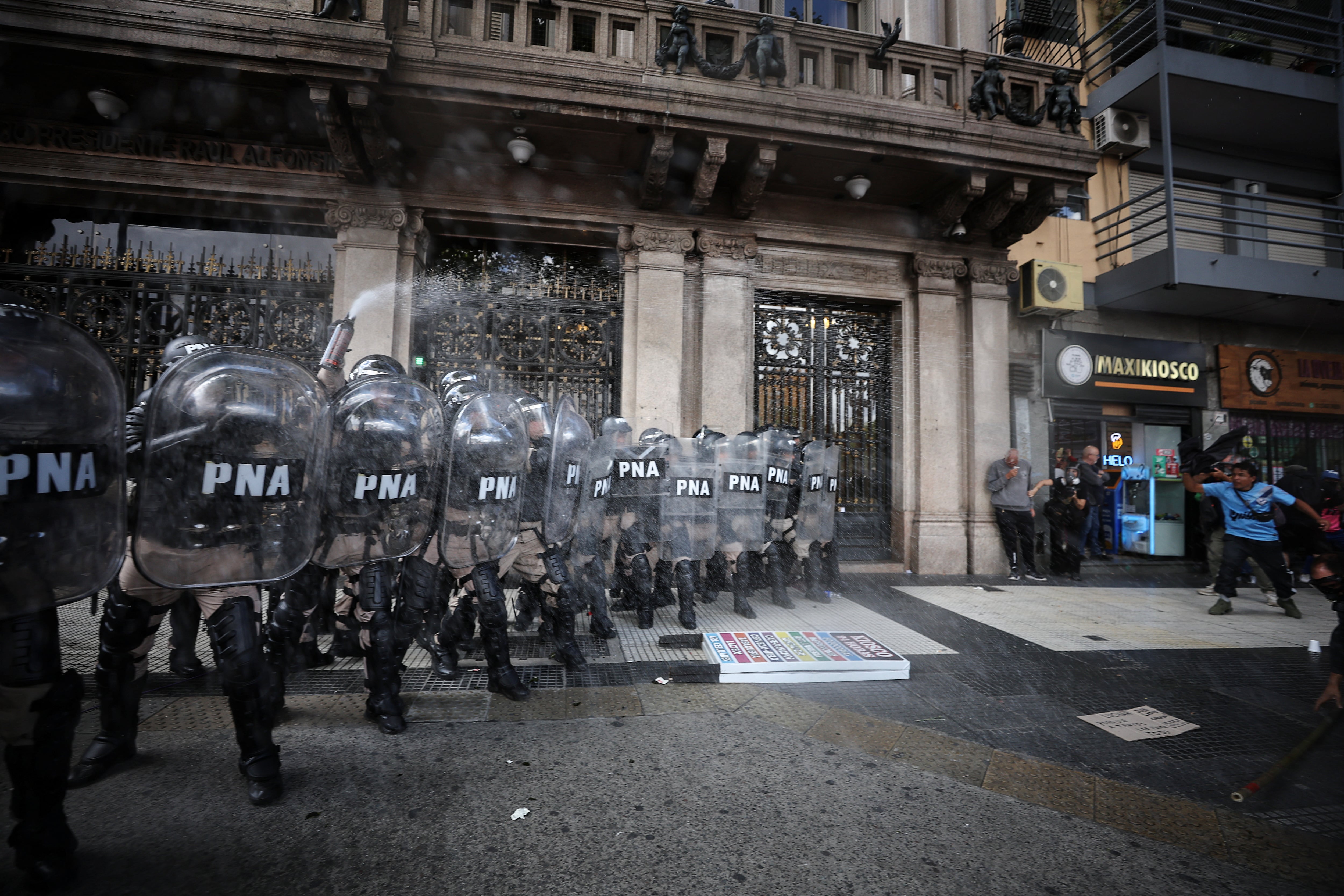 graves-destrozos-e-incidentes-de-los-barras-en-la-marcha-por-los-jubilados-al-congreso-7 Graves destrozos e incidentes de los barras en la marcha por los jubilados al Congreso