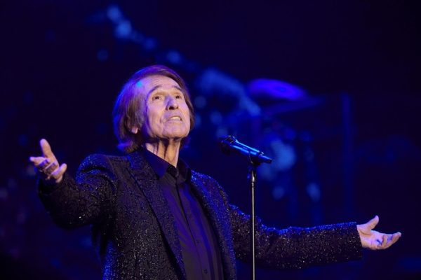 Raphael vuelve a los escenarios cuatro meses después de su hospitalización