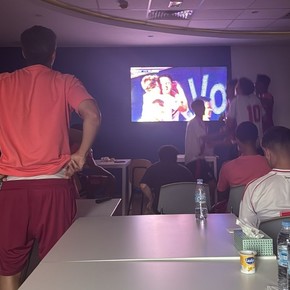 video-mastantuono-invito-a-un-pequeno-hincha-de-river-a-la-salida-del-equipo-en-el-monumental-3 Video: Mastantuono invitó a un pequeño hincha de River a la salida del equipo en el Monumental