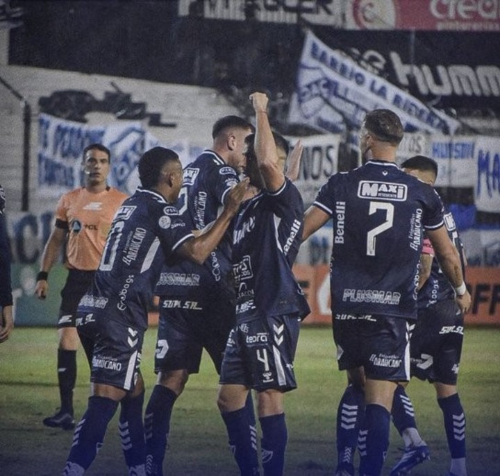 almirante-brown-perdio-ante-estudiantes-de-rio-cuarto-y-no-logra-salir-del-fondo-1 Almirante Brown perdió ante Estudiantes de Río Cuarto y no logra salir del fondo