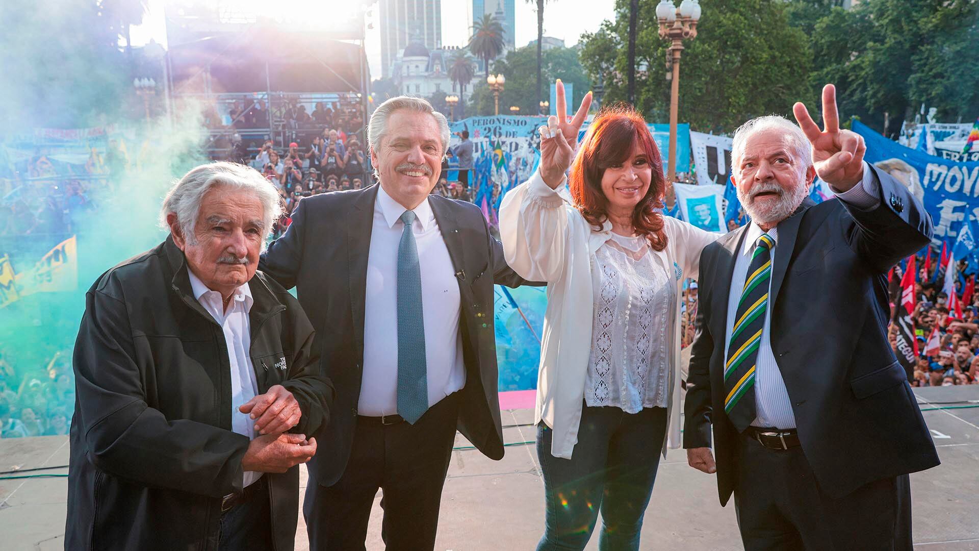 cristina-kirchner-alberto-fernandez-massa-kicillof-y-otros-dirigentes-del-peronismo-despidieron-a-pepe-mujica-1 Cristina Kirchner, Alberto Fernández, Massa, Kicillof y otros dirigentes del peronismo despidieron a Pepe Mujica