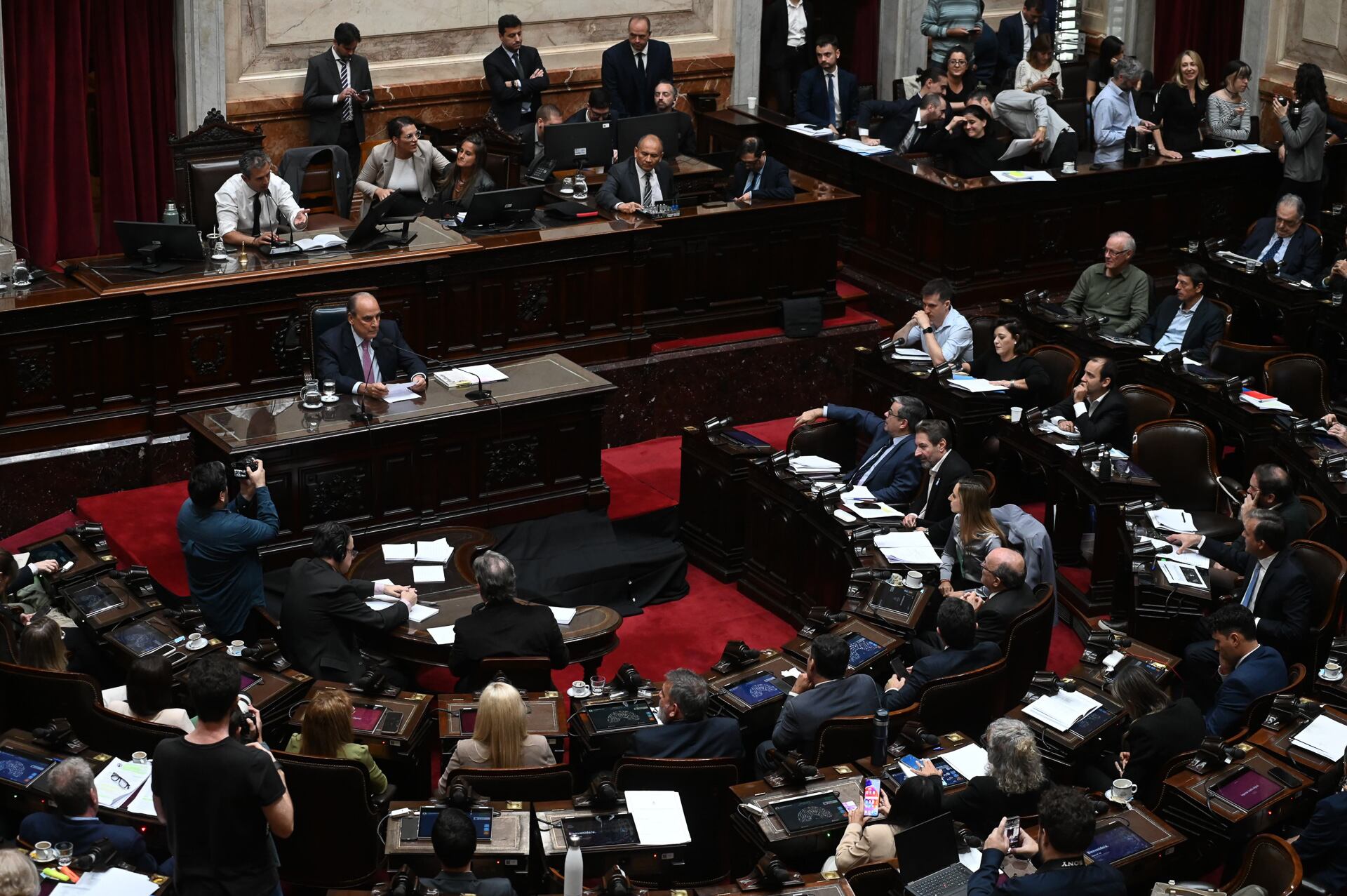 diputados-opositores-presionan-a-menem-para-que-reabra-la-paritaria-del-personal-legislativo-1 Diputados opositores presionan a Menem para que reabra la paritaria del personal legislativo