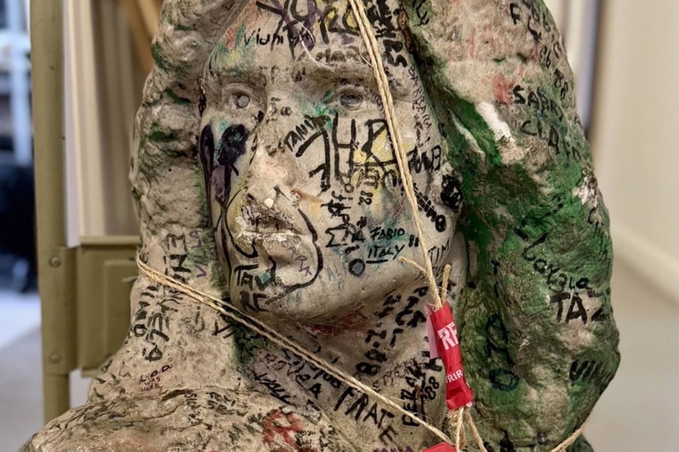 el-busto-de-jim-morrison-robado-hace-37-anos-reaparecio-en-francia El busto de Jim Morrison robado hace 37 años reapareció en Francia