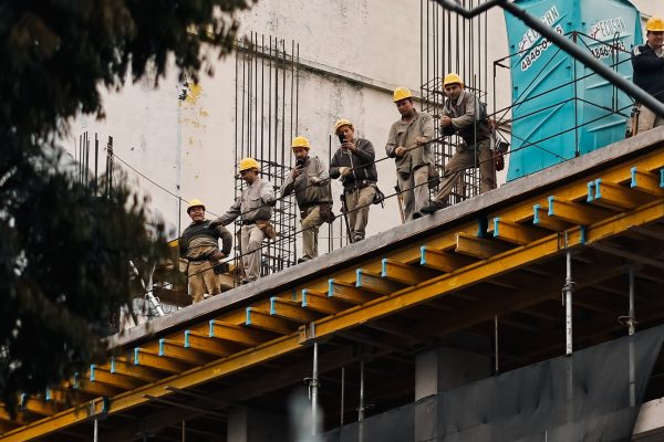 En medio de los tironeos por las paritarias, la UOCRA firmó un aumento alineado con la pauta oficial