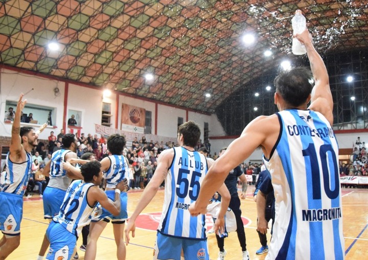 liga-argentina-racing-no-perdono-barrio-a-suardi-y-grito-campeon-1 Liga Argentina: Racing no perdonó, barrió a Suardi y gritó campeón