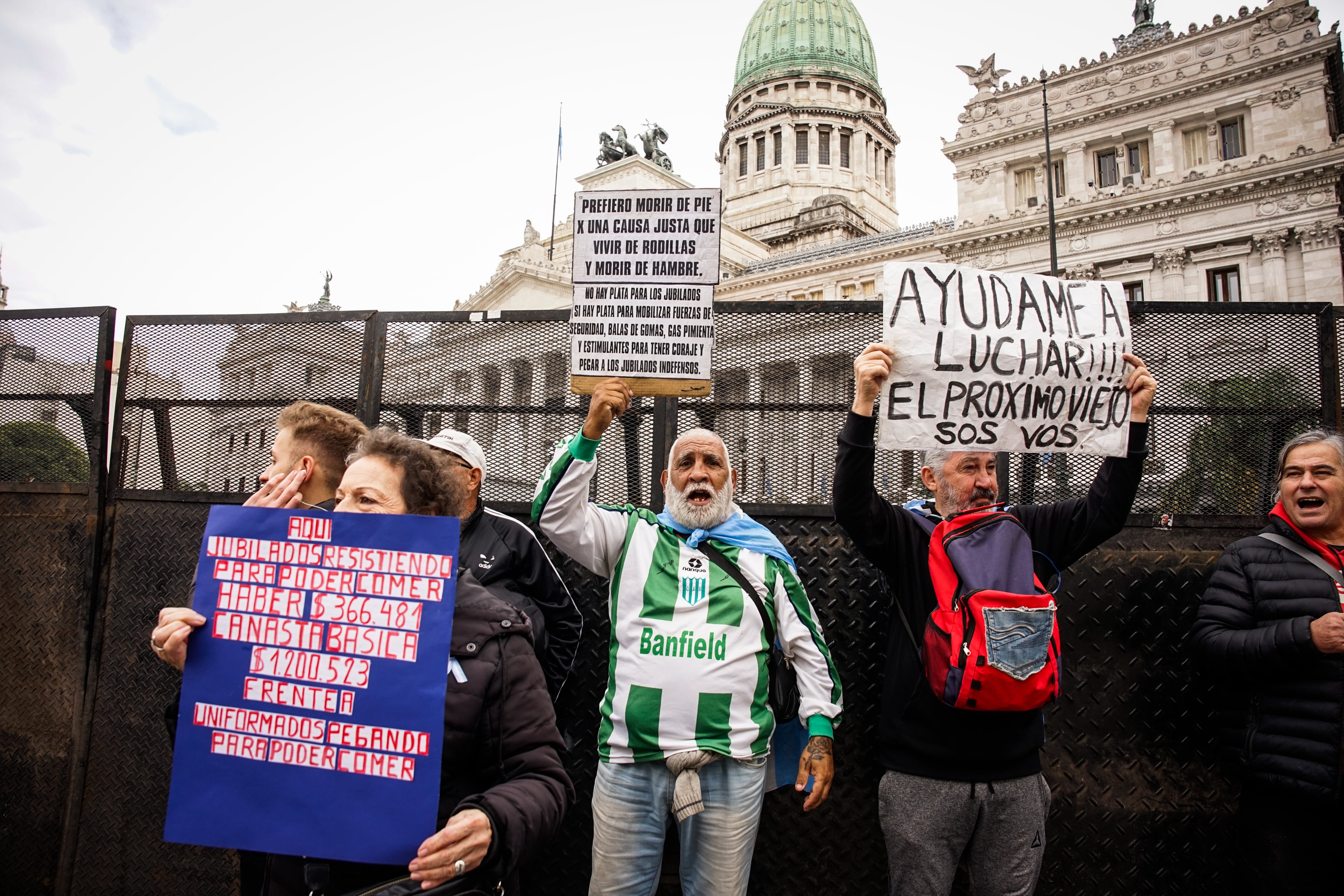 marcha-de-jubilados-incidentes-entre-manifestantes-y-la-policia-tras-la-caida-de-la-sesion-en-el-congreso-1 Marcha de jubilados: incidentes entre manifestantes y la policía tras la caída de la sesión en el Congreso