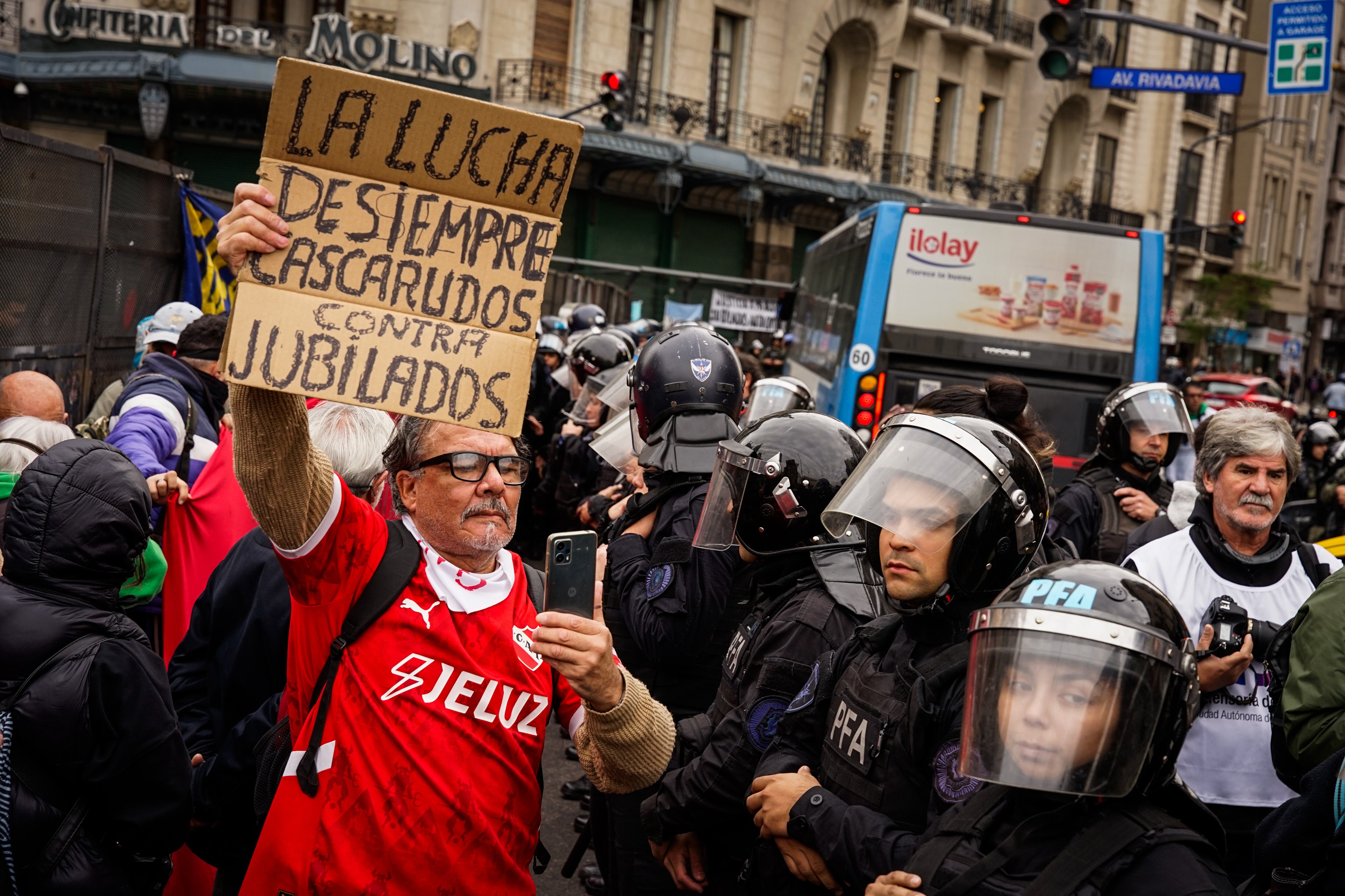 marcha-de-jubilados-incidentes-entre-manifestantes-y-la-policia-tras-la-caida-de-la-sesion-en-el-congreso-2 Marcha de jubilados: incidentes entre manifestantes y la policía tras la caída de la sesión en el Congreso