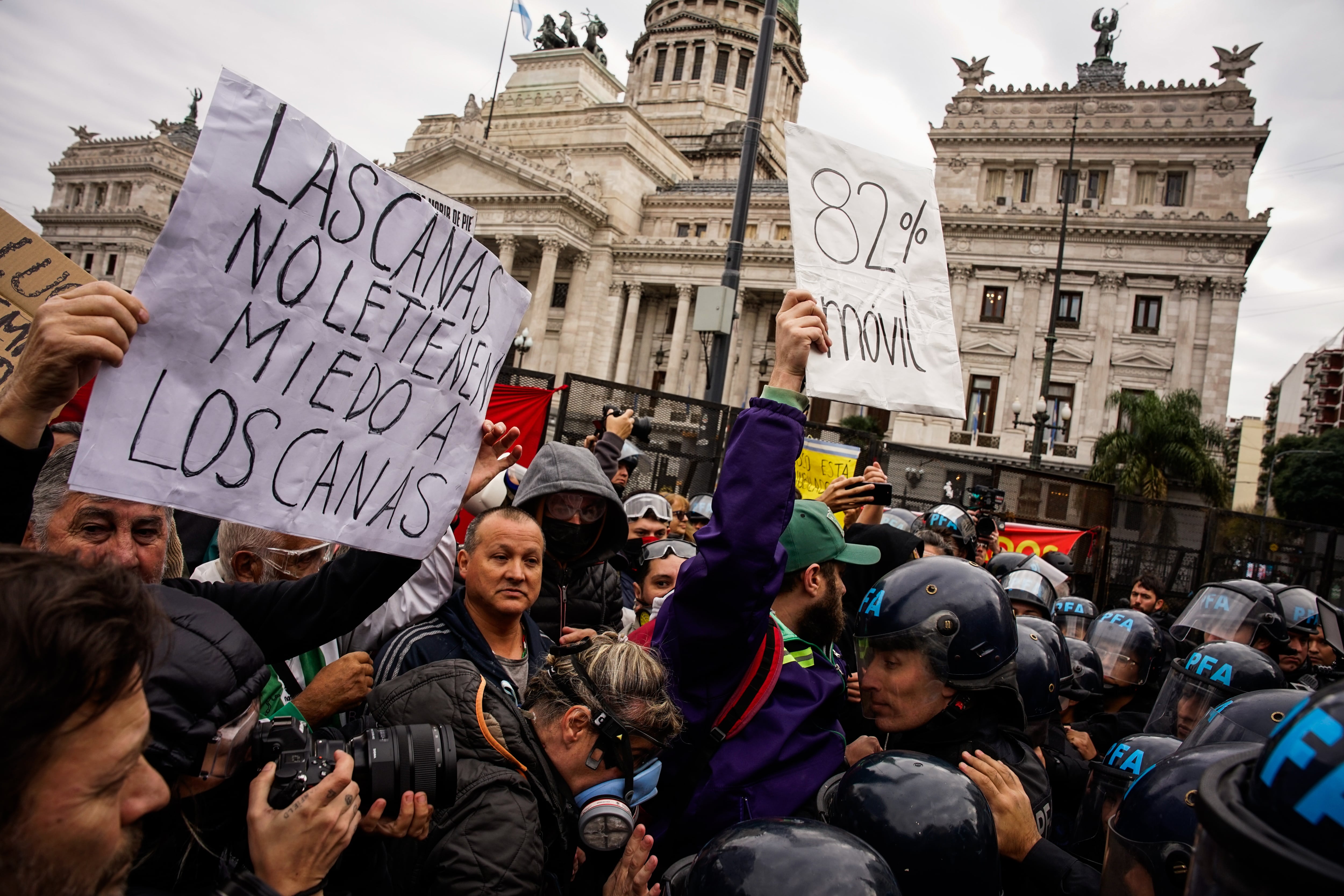 marcha-de-jubilados-incidentes-entre-manifestantes-y-la-policia-tras-la-caida-de-la-sesion-en-el-congreso-3 Marcha de jubilados: incidentes entre manifestantes y la policía tras la caída de la sesión en el Congreso