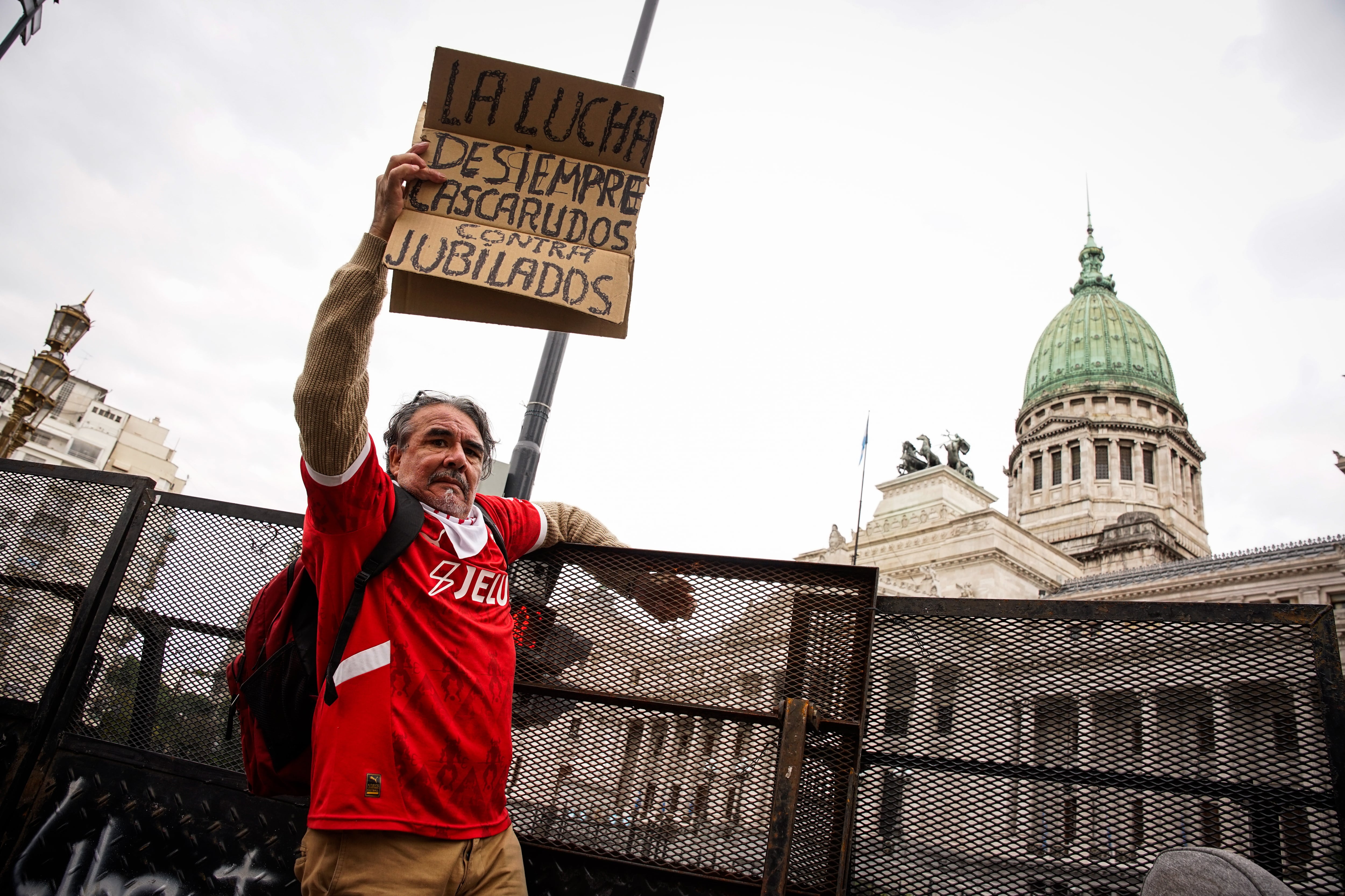 marcha-de-jubilados-incidentes-entre-manifestantes-y-la-policia-tras-la-caida-de-la-sesion-en-el-congreso-4 Marcha de jubilados: incidentes entre manifestantes y la policía tras la caída de la sesión en el Congreso