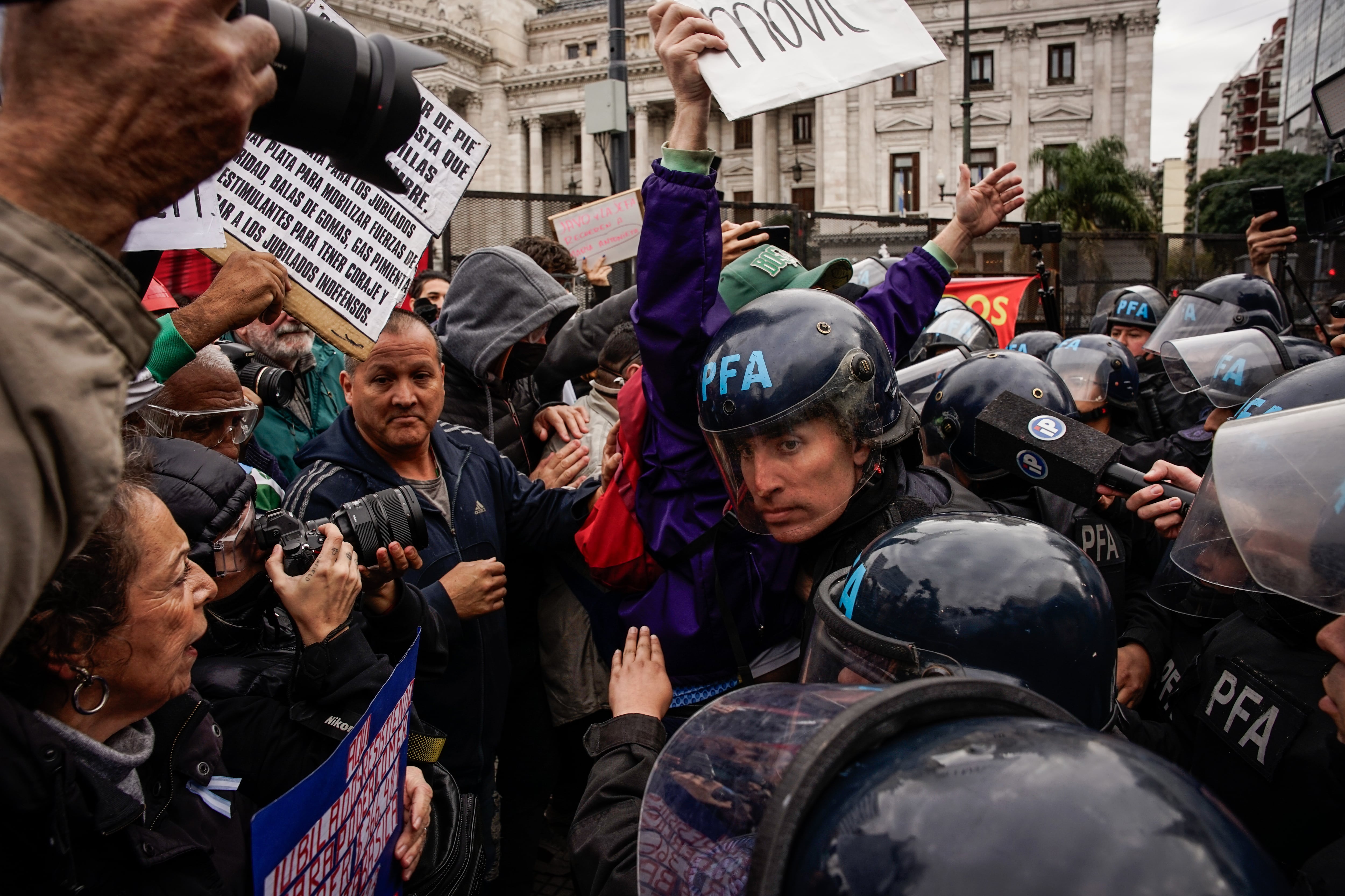 marcha-de-jubilados-incidentes-entre-manifestantes-y-la-policia-tras-la-caida-de-la-sesion-en-el-congreso Marcha de jubilados: incidentes entre manifestantes y la policía tras la caída de la sesión en el Congreso