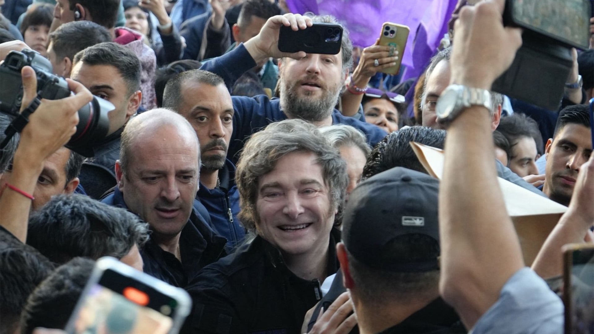 milei-se-volvio-a-mostrar-en-campana-con-adorni-no-se-dejen-psicopatear-con-la-mentira-de-ficha-limpia-1 Milei se volvió a mostrar en campaña con Adorni: “No se dejen psicopatear con la mentira de Ficha Limpia”