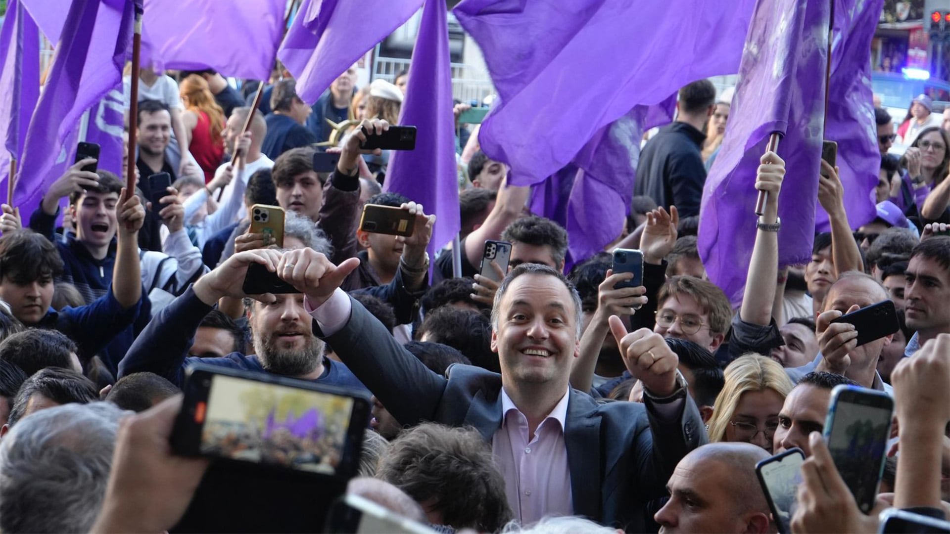 milei-se-volvio-a-mostrar-en-campana-con-adorni-no-se-dejen-psicopatear-con-la-mentira-de-ficha-limpia-2 Milei se volvió a mostrar en campaña con Adorni: “No se dejen psicopatear con la mentira de Ficha Limpia”