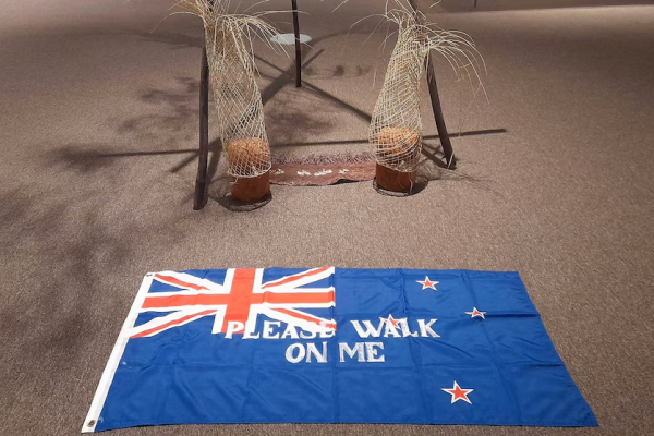 Polémica por un museo que colocó una bandera en el suelo con la frase “caminen sobre mí”