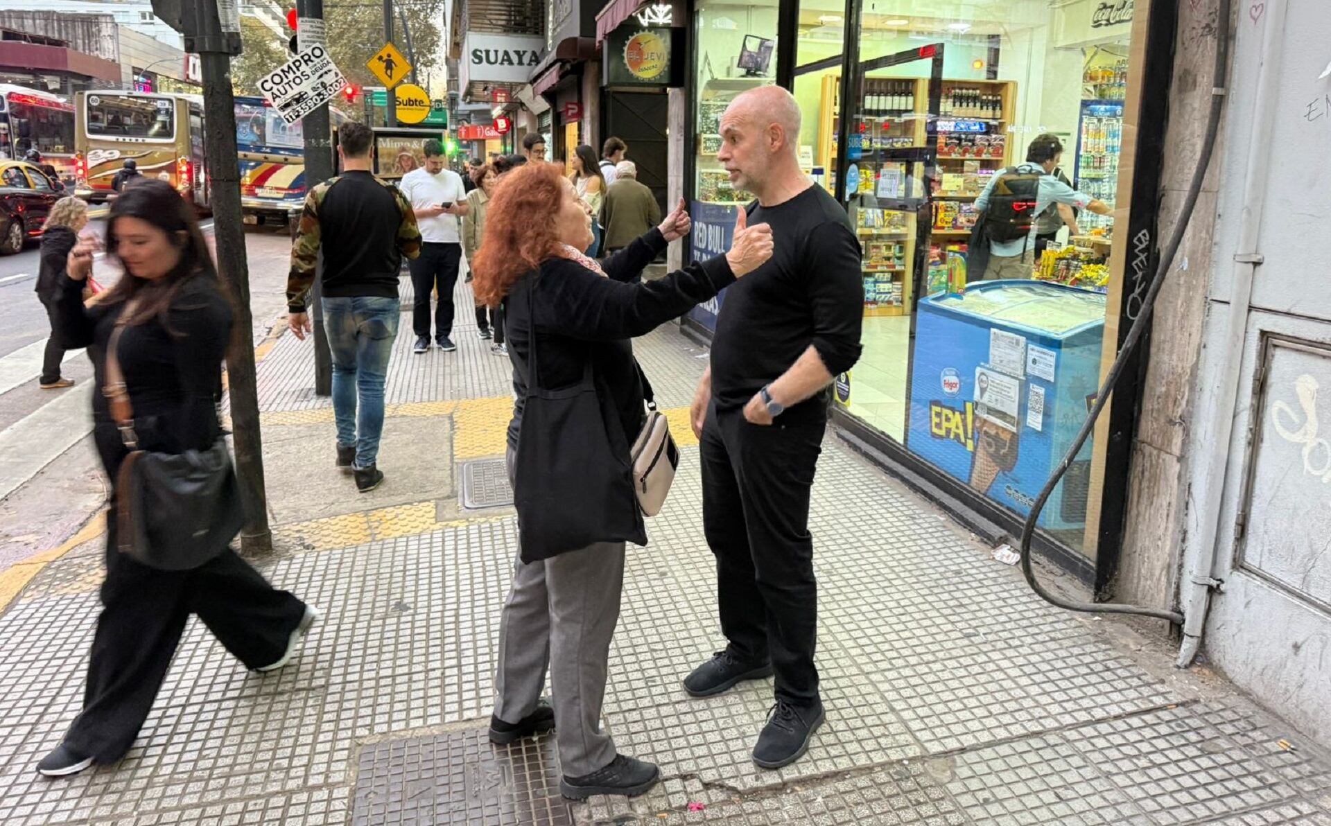 selfies-promesas-y-criticas-por-la-basura-larreta-cerro-su-campana-con-una-caminata-de-24-horas-por-caba-2 Selfies, promesas y críticas por la basura: Larreta cerró su campaña con una caminata de 24 horas por CABA