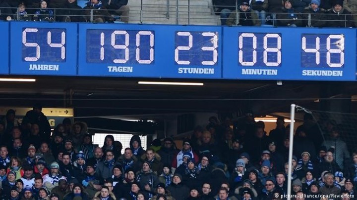 un-historico-del-futbol-aleman-ascendio-luego-de-siete-anos-y-los-festejos-se-descontrolaron-destrozos-en-el-estadio-y-una-gran-cantidad-de-heridos-1 Un histórico del fútbol alemán ascendió luego de siete años y los festejos se descontrolaron: destrozos en el estadio y una gran cantidad de heridos