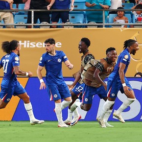 aaron-anselmino-y-un-debut-especial-con-la-camiseta-del-chelsea-en-la-goleada-frente-al-benfica-3 Aaron Anselmino y un debut especial con la camiseta del Chelsea en la goleada frente al Benfica