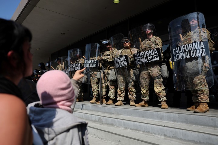 arde-la-sede-de-river-en-el-mundial-de-clubes-fuertes-protestas-contra-trump-y-zona-militarizada-1 Arde la sede de River en el Mundial de Clubes: fuertes protestas contra Trump y zona militarizada