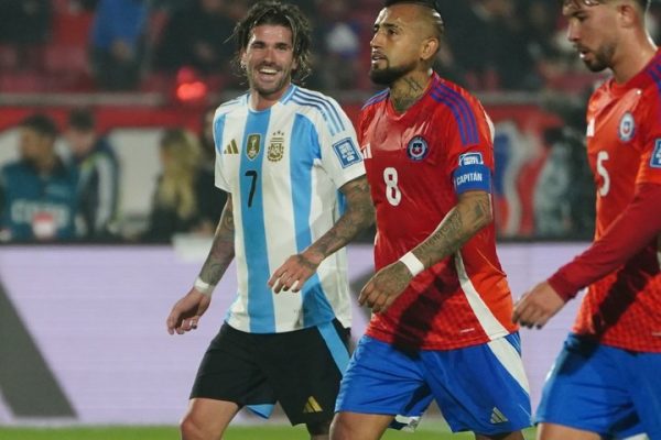 Arturo Vidal y un nuevo escándalo en Chile: penal errado, gol en contra y pelea con un compañero