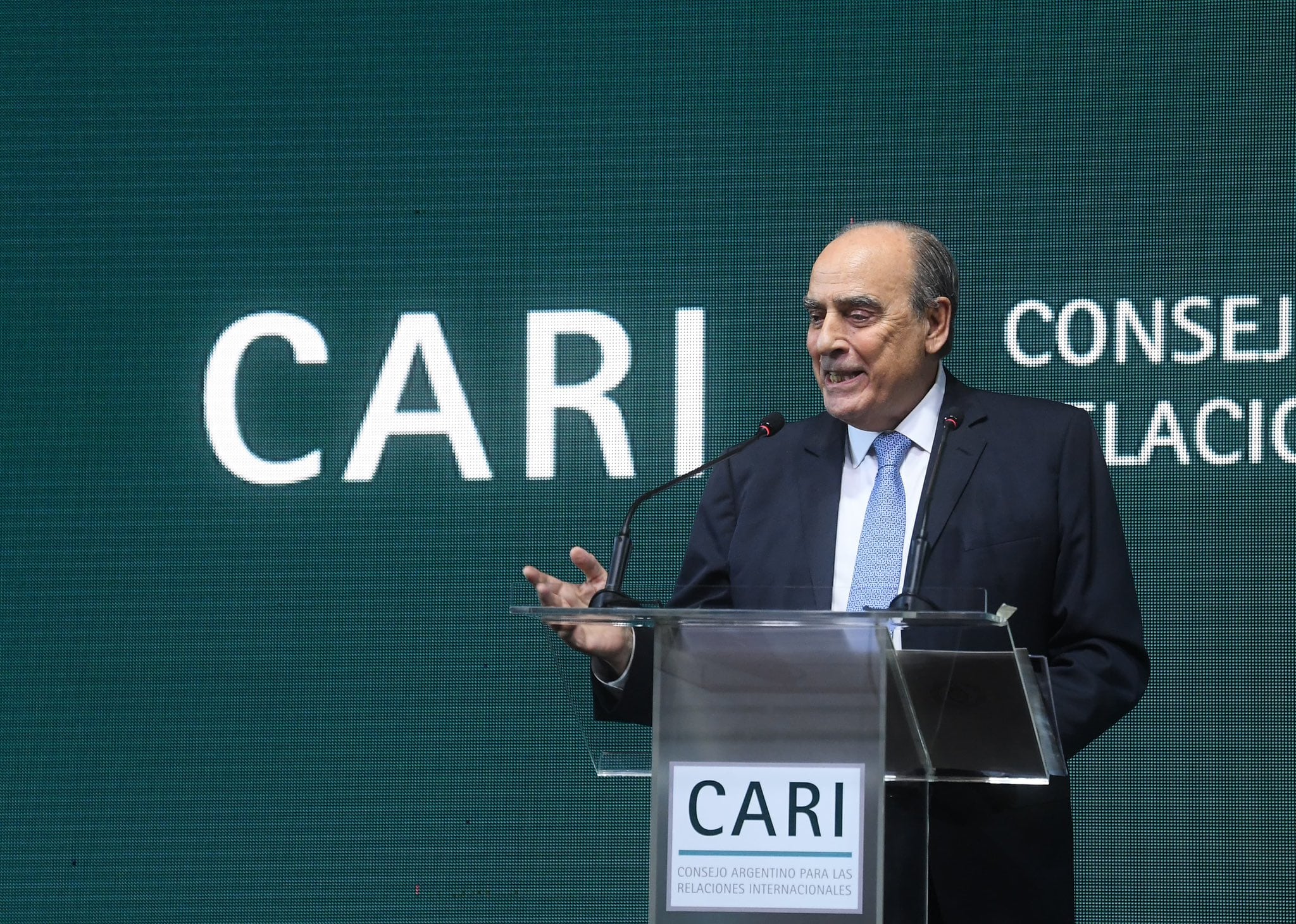 con-fuerte-de-presencia-de-diplomaticos-y-el-gobierno-el-cari-realizo-su-cena-anual-y-le-entrego-un-premio-a-rafael-grossi-1 Con fuerte de presencia de diplomáticos y el Gobierno, el CARI realizó su cena anual y le entregó un premio a Rafael Grossi