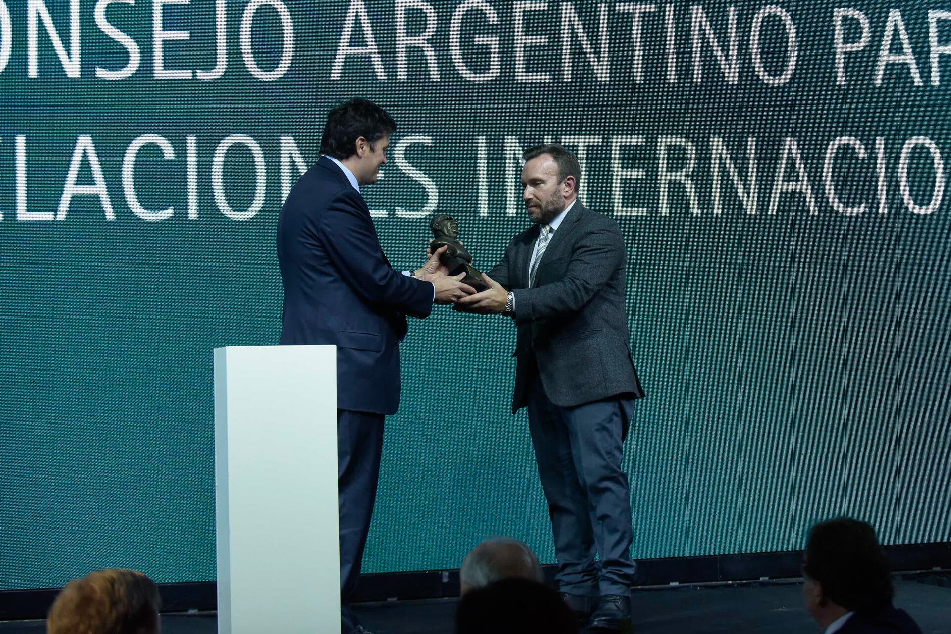 con-fuerte-de-presencia-de-diplomaticos-y-el-gobierno-el-cari-realizo-su-cena-anual-y-le-entrego-un-premio-a-rafael-grossi-3 Con fuerte de presencia de diplomáticos y el Gobierno, el CARI realizó su cena anual y le entregó un premio a Rafael Grossi