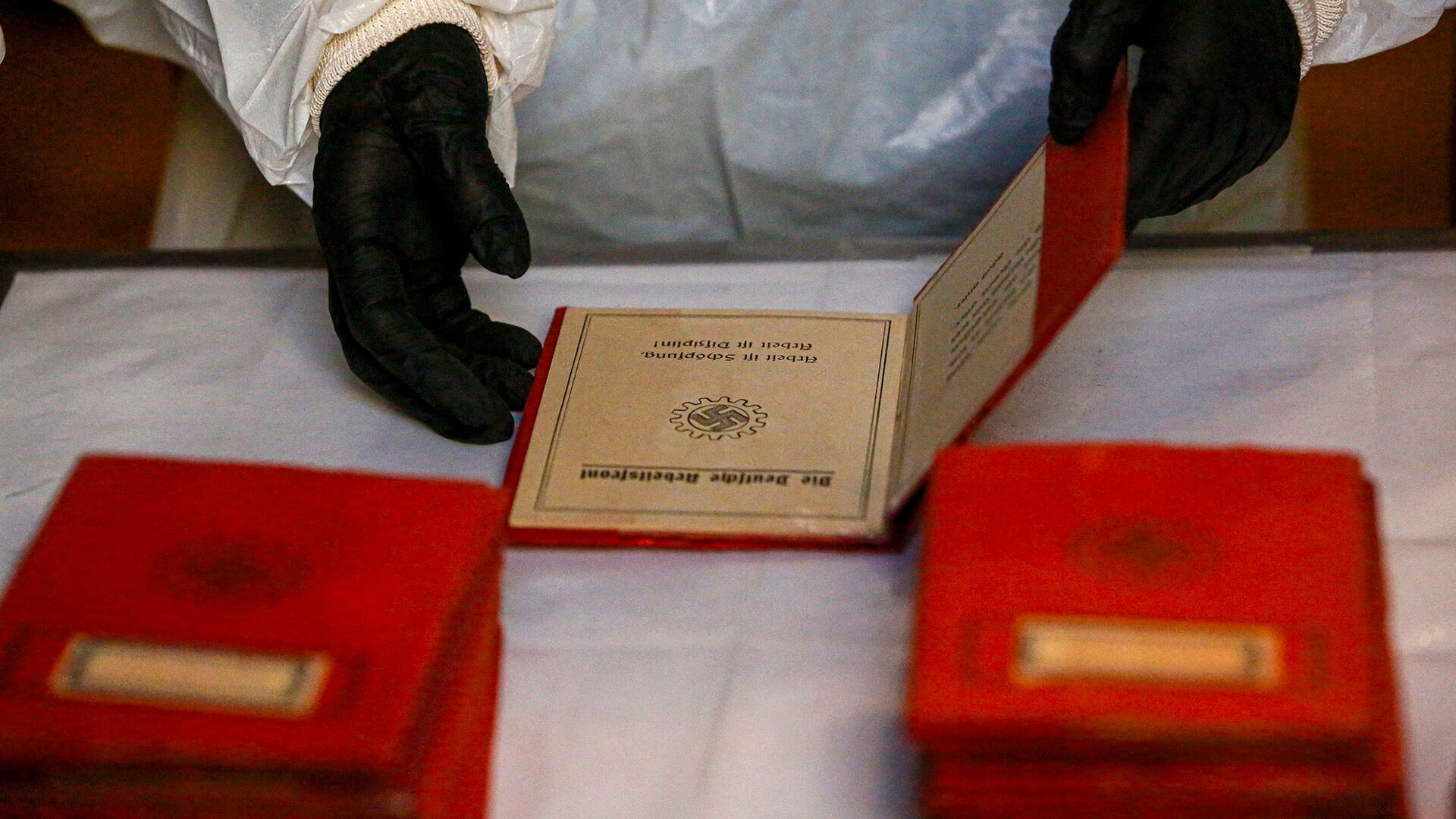 continua-el-analisis-de-las-cajas-nazis-encontradas-en-el-pais-la-corte-suprema-relevo-mas-de-5000-libretas-rojas-y-carnets-3 Continúa el análisis de las cajas nazis encontradas en el país: la Corte Suprema relevó más de 5000 libretas rojas y carnets