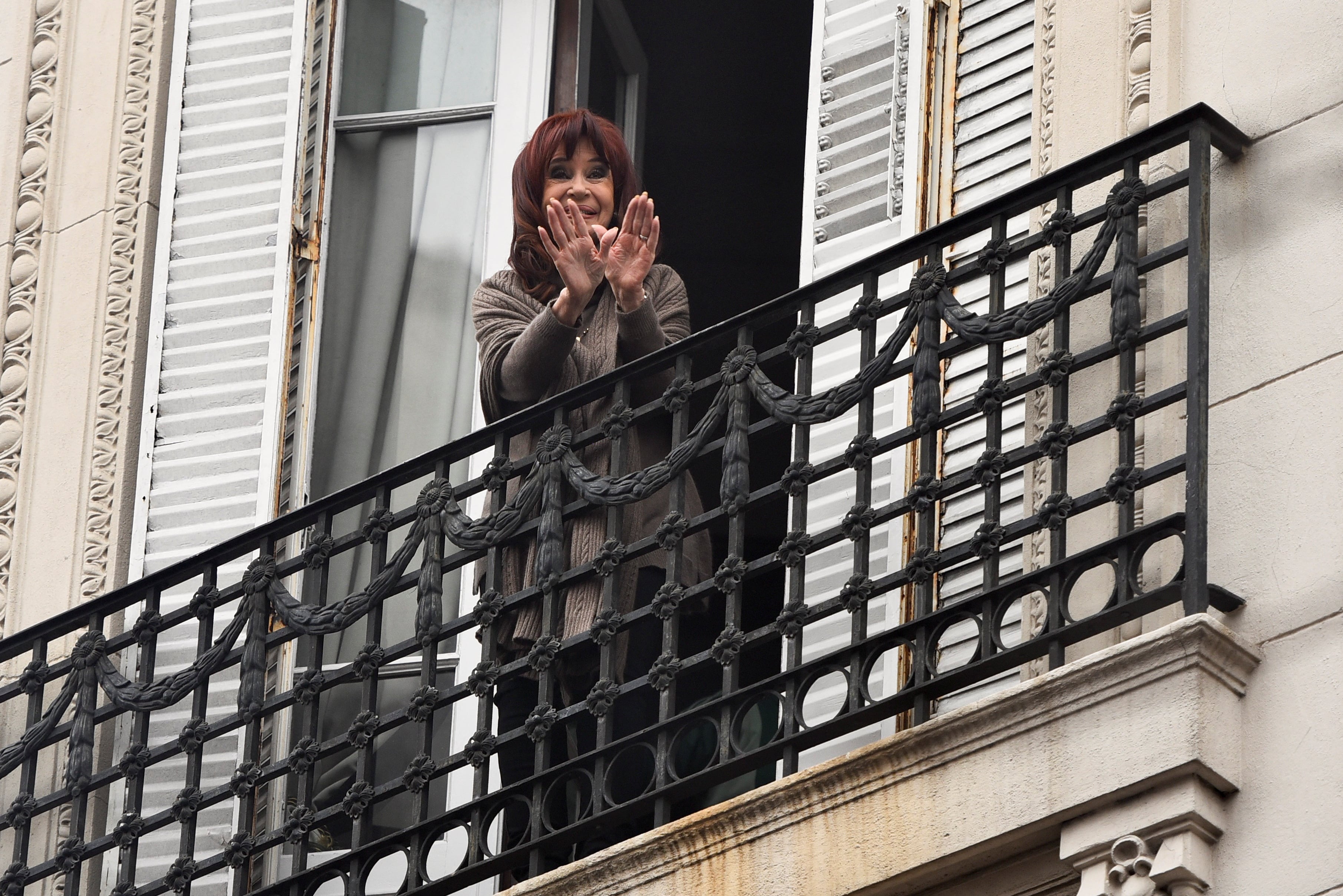 cristina-kirchner-saludo-nuevamente-a-la-militancia-desde-el-balcon-de-su-casa-en-constitucion-1 Cristina Kirchner saludó nuevamente a la militancia desde el balcón de su casa en Constitución