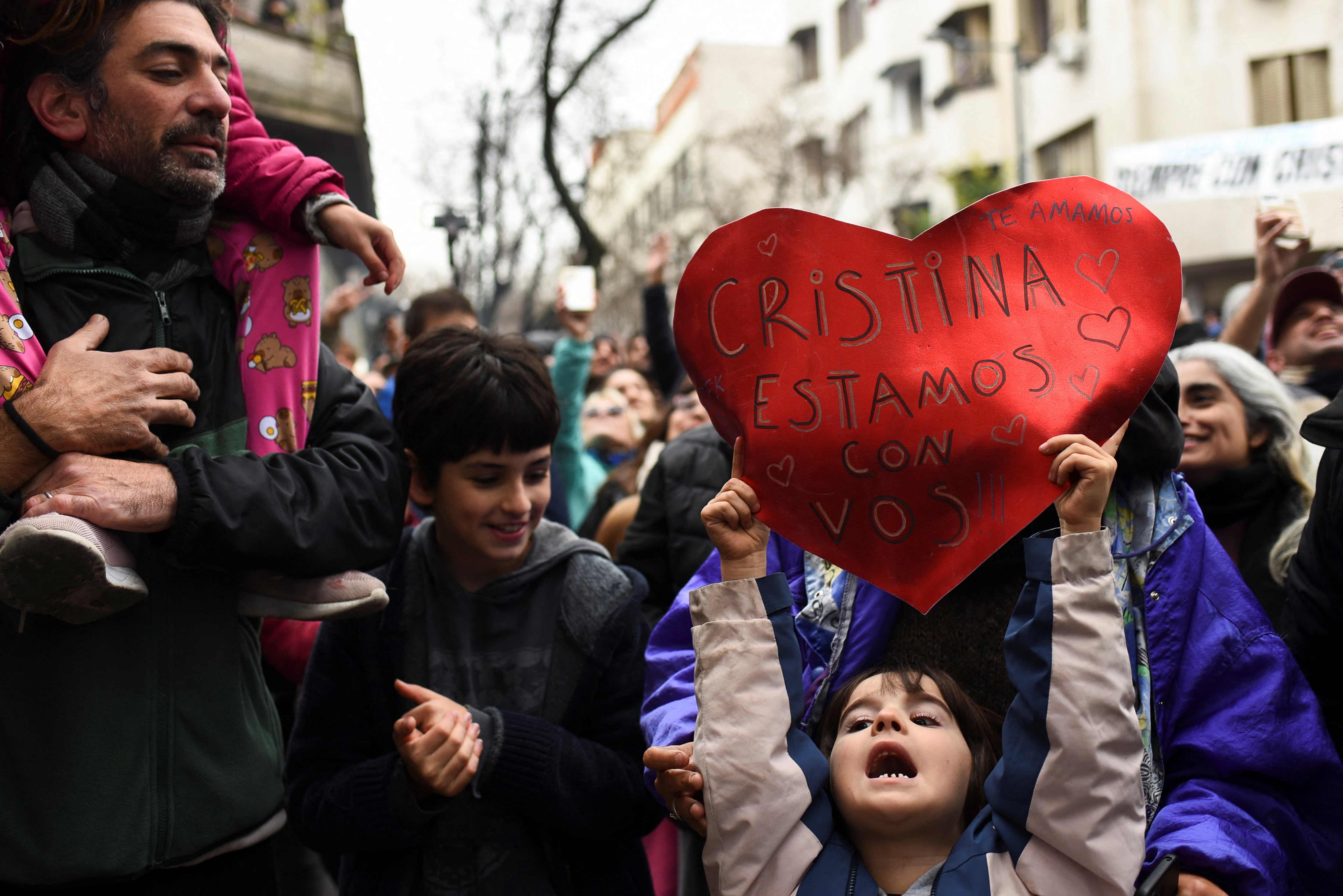 cristina-kirchner-saludo-nuevamente-a-la-militancia-desde-el-balcon-de-su-casa-en-constitucion-2 Cristina Kirchner saludó nuevamente a la militancia desde el balcón de su casa en Constitución