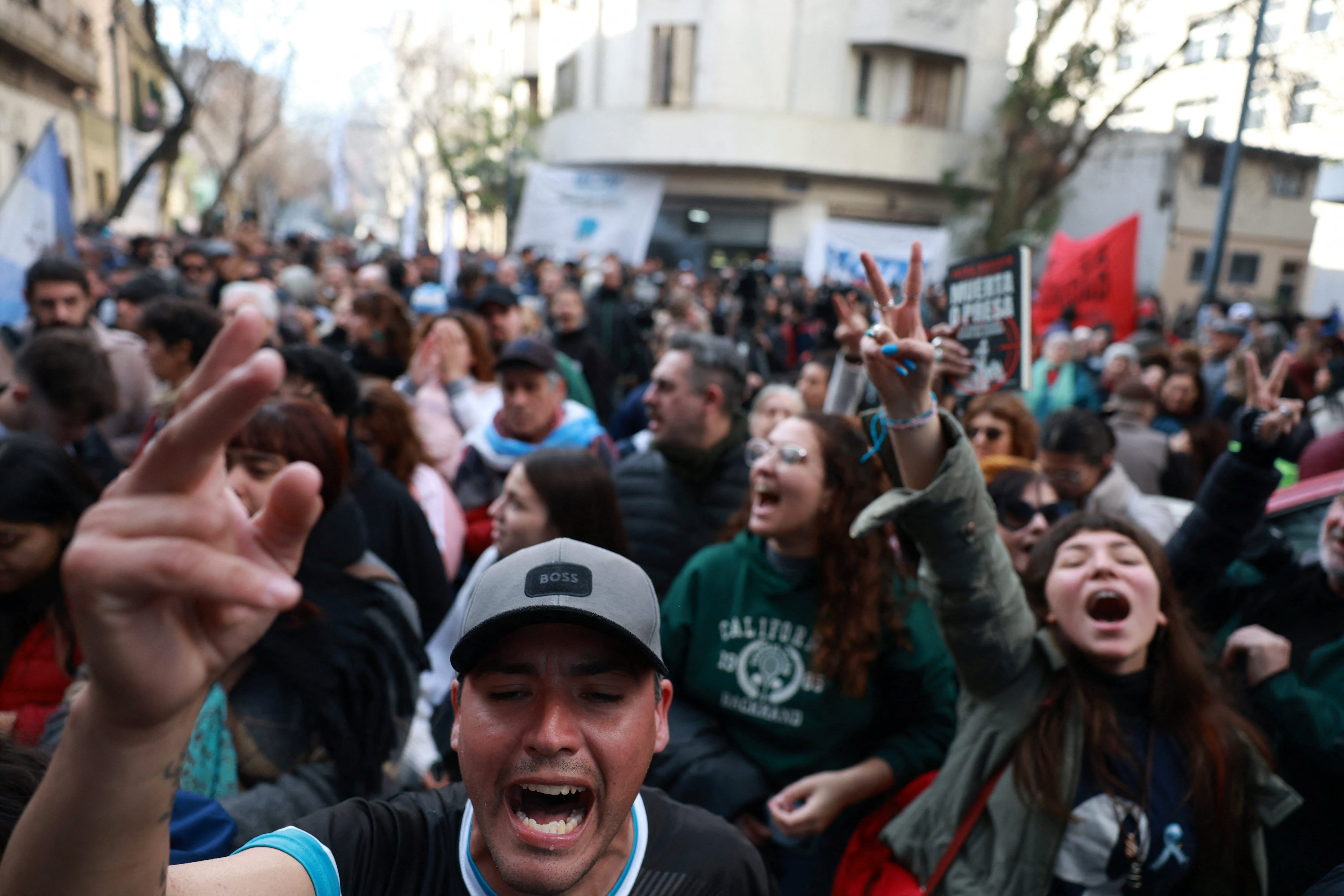 cristina-kirchner-saludo-nuevamente-a-la-militancia-mientras-espera-una-definicion-a-su-pedido-de-prision-domiciliaria-2 Cristina Kirchner saludó nuevamente a la militancia mientras espera una definición a su pedido de prisión domiciliaria
