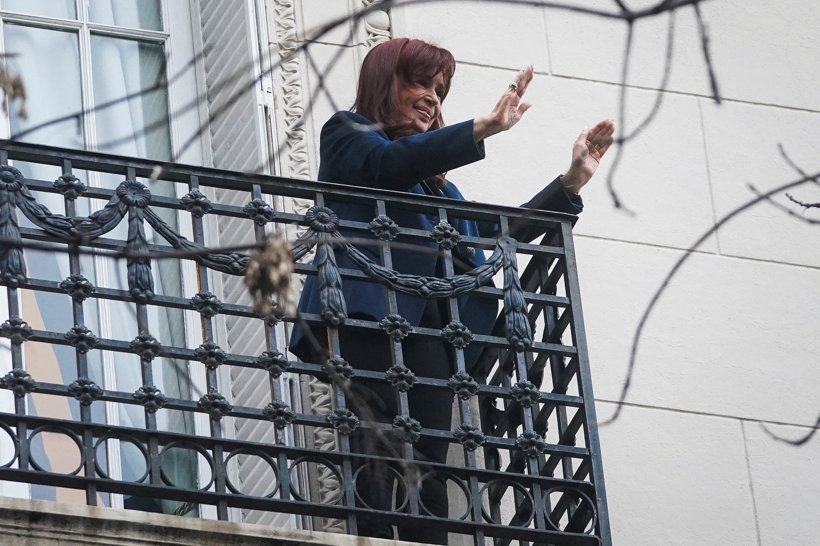 cristina-kirchner-volvio-a-saludar-a-la-militancia-desde-el-balcon-de-su-casa-tras-el-desalojo-de-la-policia-de-la-ciudad Cristina Kirchner volvió a saludar a la militancia desde el balcón de su casa tras el desalojo de la Policía de la Ciudad