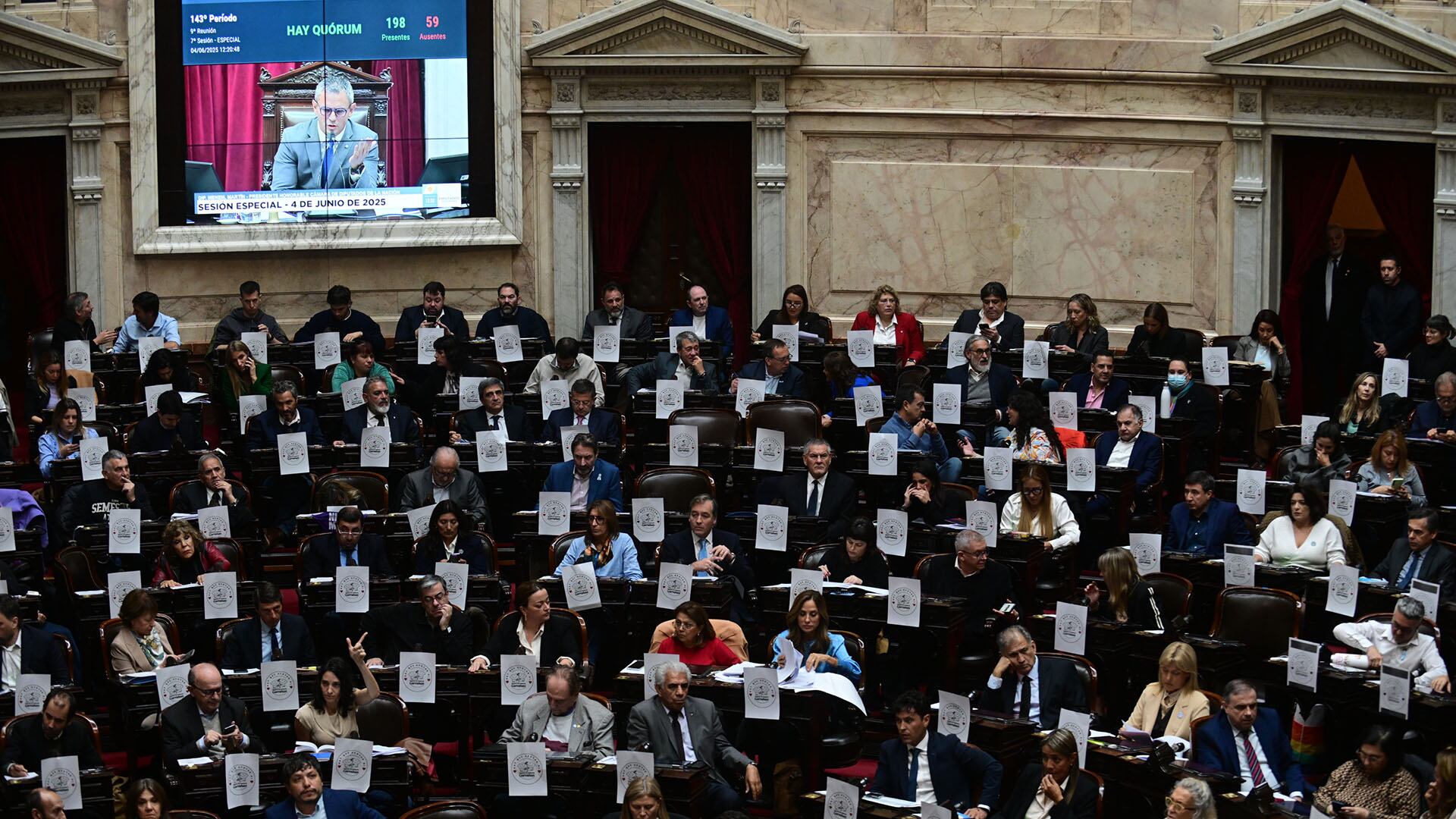 dolares-en-el-colchon-sin-acuerdo-en-el-congreso-el-gobierno-apuesta-a-los-gobernadores-para-sacar-la-ley-1 “Dólares en el colchón”: sin acuerdo en el Congreso, el Gobierno apuesta a los gobernadores para sacar la ley