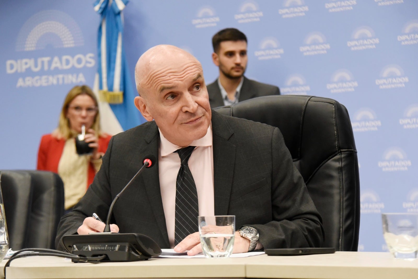 dolares-en-el-colchon-sin-acuerdo-en-el-congreso-el-gobierno-apuesta-a-los-gobernadores-para-sacar-la-ley-2 “Dólares en el colchón”: sin acuerdo en el Congreso, el Gobierno apuesta a los gobernadores para sacar la ley
