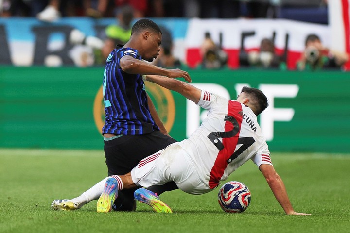 el-final-caliente-de-acuna-cruce-con-chivu-furia-con-dumfries-y-el-tackle-de-river-para-frenarlo-1 El final caliente de Acuña: cruce con Chivu, furia con Dumfries y el tackle de River para frenarlo
