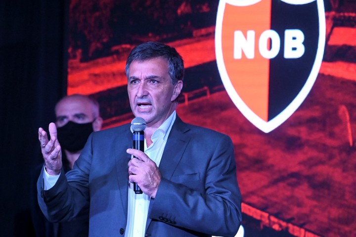 el-presidente-de-newells-explico-que-protegio-a-los-ninos-por-la-foto-con-malcorra-1 El presidente de Newell's explicó que protegió a los niños por la foto con Malcorra